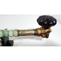 Chinese opiumpijp met nefriet (jade) en koper, op standaard 